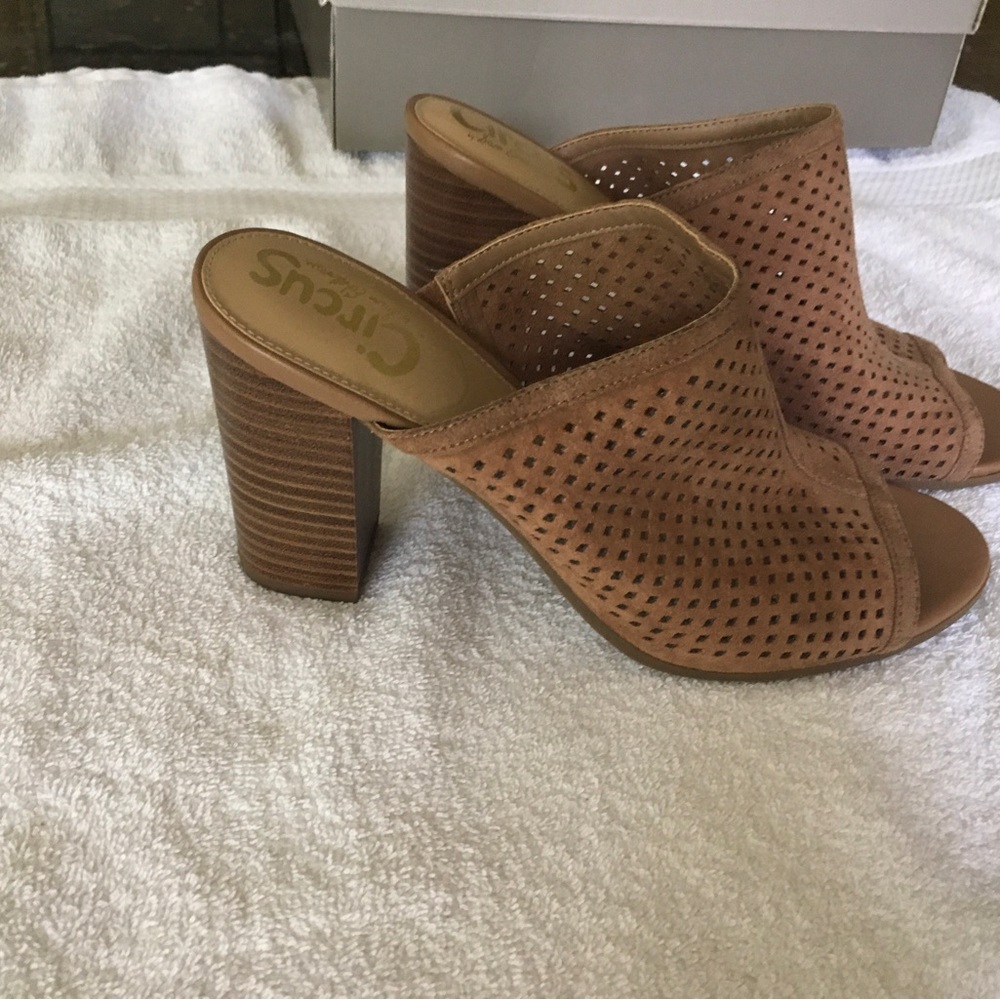 Heeled sandals by Sam Elderman
